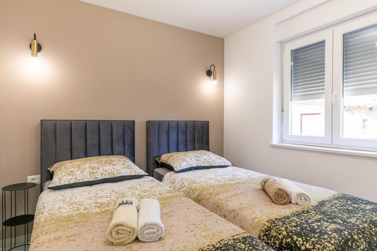 Apartman Suzi Pula Exteriör bild